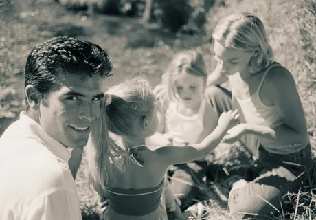 草地上的幸福家庭图片 草地上的幸福家庭图片