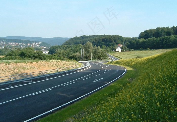 春天公路风景图片