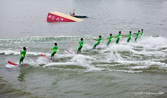 多人滑水图片