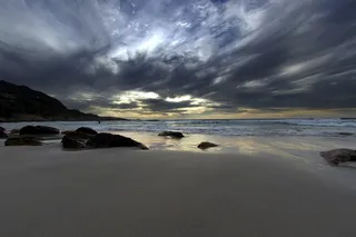 夕阳大海沙滩礁石图片