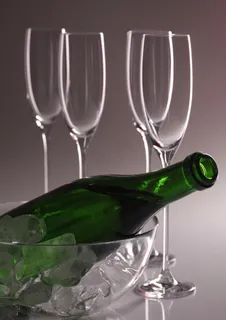 高脚杯 酒瓶图片