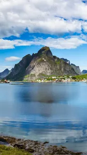 蓝天白云下的湖面高清摄影图片 蓝天白云下的湖面高清摄影图片