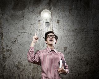 男人手指的灯泡