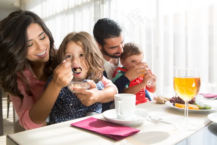 厨师装扮的大人小孩烹饪美食健康家庭情侣亲子素材