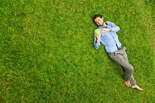 躺在草地上的帅哥图片