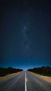 夜晚星空下的公路高清摄影图片