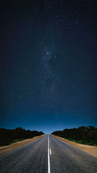 夜晚星空下的公路高清摄影图片