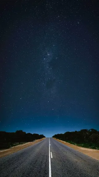夜晚星空下的公路高清摄影图片