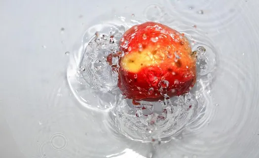 水里的苹果图片 水里的苹果图片
