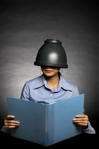 白领看书创意摄影图片