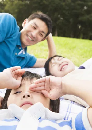 躺在草坪上的一家人图片图片