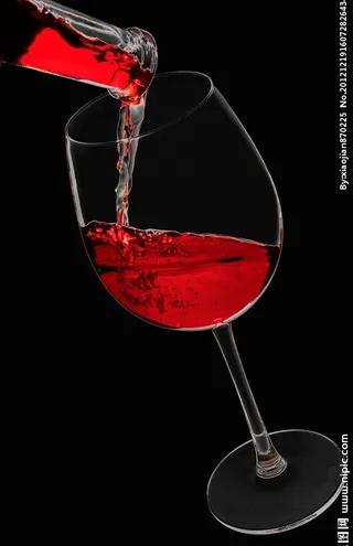 倒酒的杯子 已抠出图片