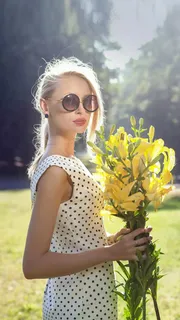 拿着花戴着眼镜的外国美女高清摄影图片 拿着花戴着眼镜的外国美女高清摄影图片