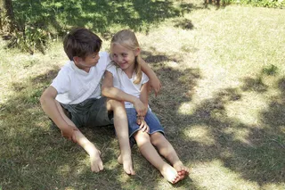 坐在草地上的儿童图片