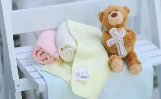 摆在毛巾边的玩具熊图片