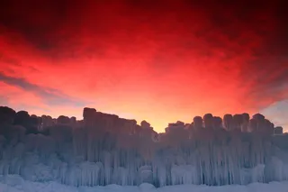 云彩与冰瀑风景