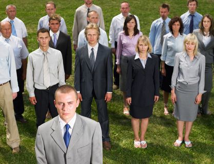 草地上整齐的商务人士务图片