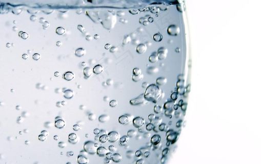 玻璃杯和水珠图片