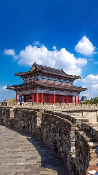 蓝天白云下的城墙高清摄影图片