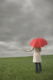 草地上撑伞的美女背影图片 草地上撑伞的美女背影图片