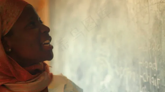 老师在黑板上的特写股票视频