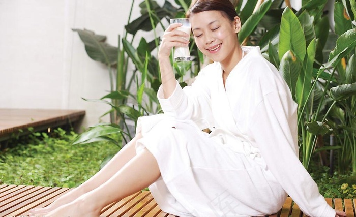 闭眼睛喝牛奶的女人图片