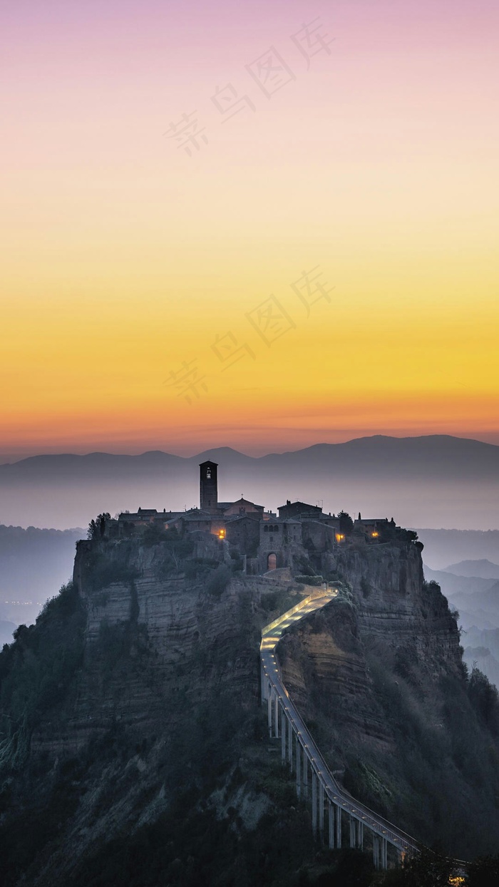 山顶上的房屋高清摄影图片