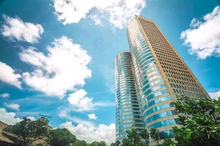 蓝天下的高楼大厦