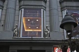 橱窗外的小天使图片