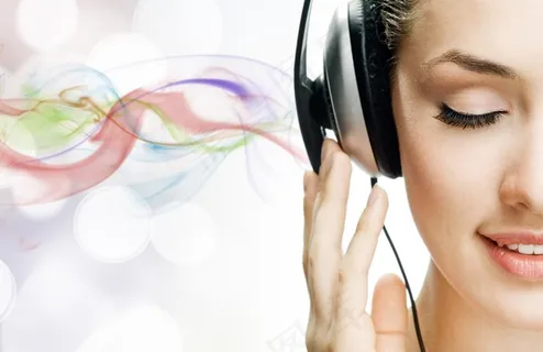 听音乐的女孩图片