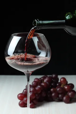倒红酒图片