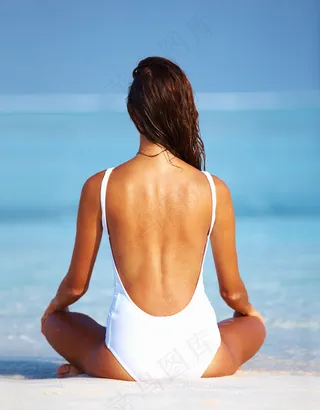 海边沙滩打坐的美女图片