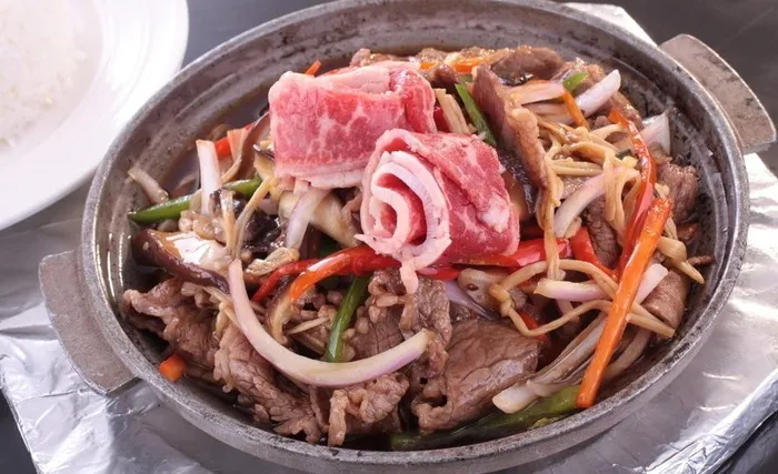 陶板烧香菇肥牛配饭图片