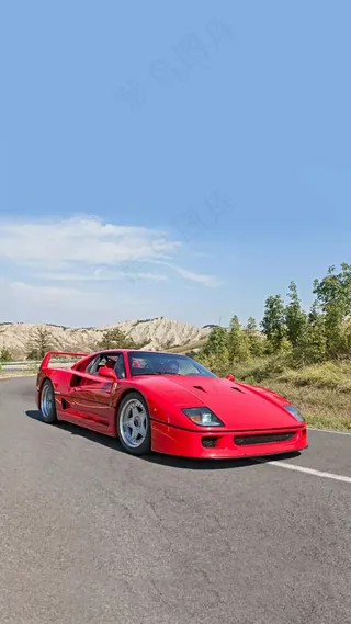 公路上的红色跑车高清摄影图片