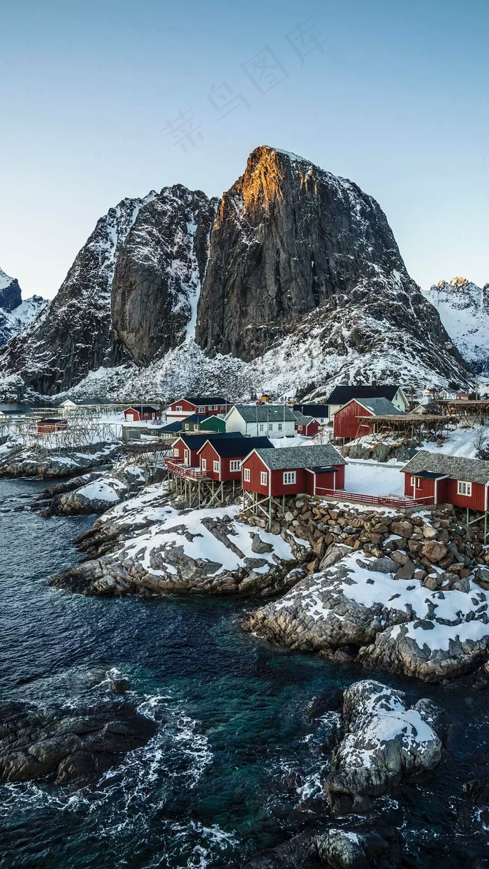 雪地上的房屋高清摄影图片