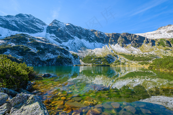 雪山湖泊倒影