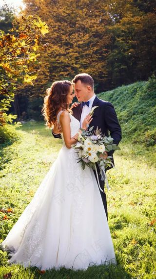 拍婚纱照的外国情侣高清摄影图片