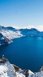 雪山下美丽的湖泊高清摄影图片