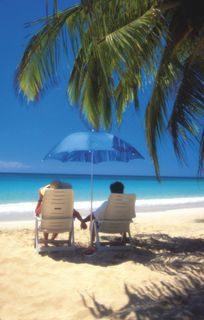 沙滩上休闲牵手情侣