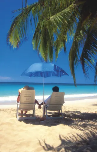 沙滩上休闲牵手情侣