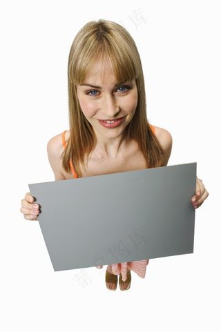 拿着空白广告牌的微笑商务美女图片