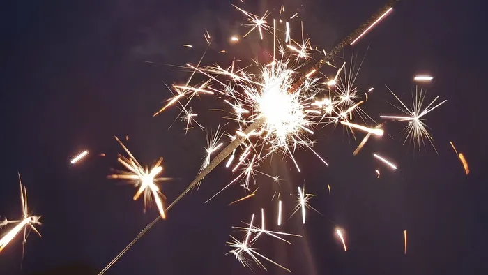 蓝紫色仙女棒烟花唯美摄影图片