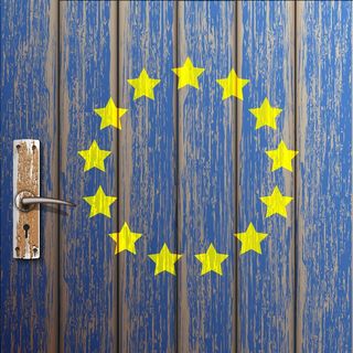 欧元旗画在旧木门 欧元旗画在旧木门