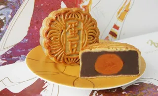 蛋黄豆沙月饼图片