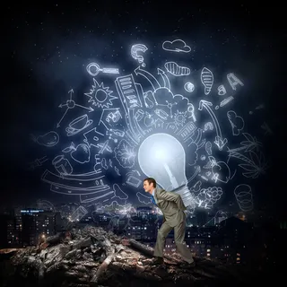 背着灯炮的商务男人 背着灯炮的商务男人