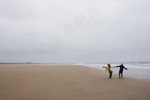 海边度假的浪漫情侣图片