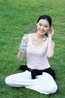 草地上听音乐休息的瑜伽少女图片图片 草地上听音乐休息的瑜伽少女图片图片