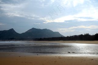 阳光下的海滩图片