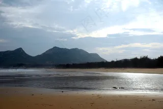 阳光下的海滩图片