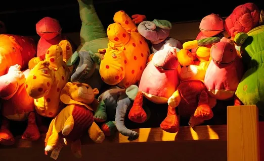 宜家里色彩鲜艳的玩具图片